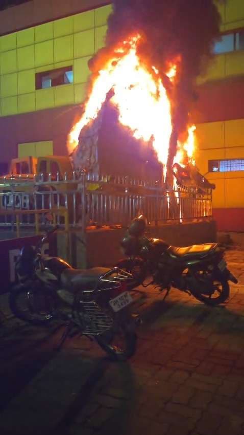 Dhanbad News: धनबाद स्टेशन के पार्किंग एरिया में बने शोपीस स्टैच्यू में लगी आग, अफरातफरी
