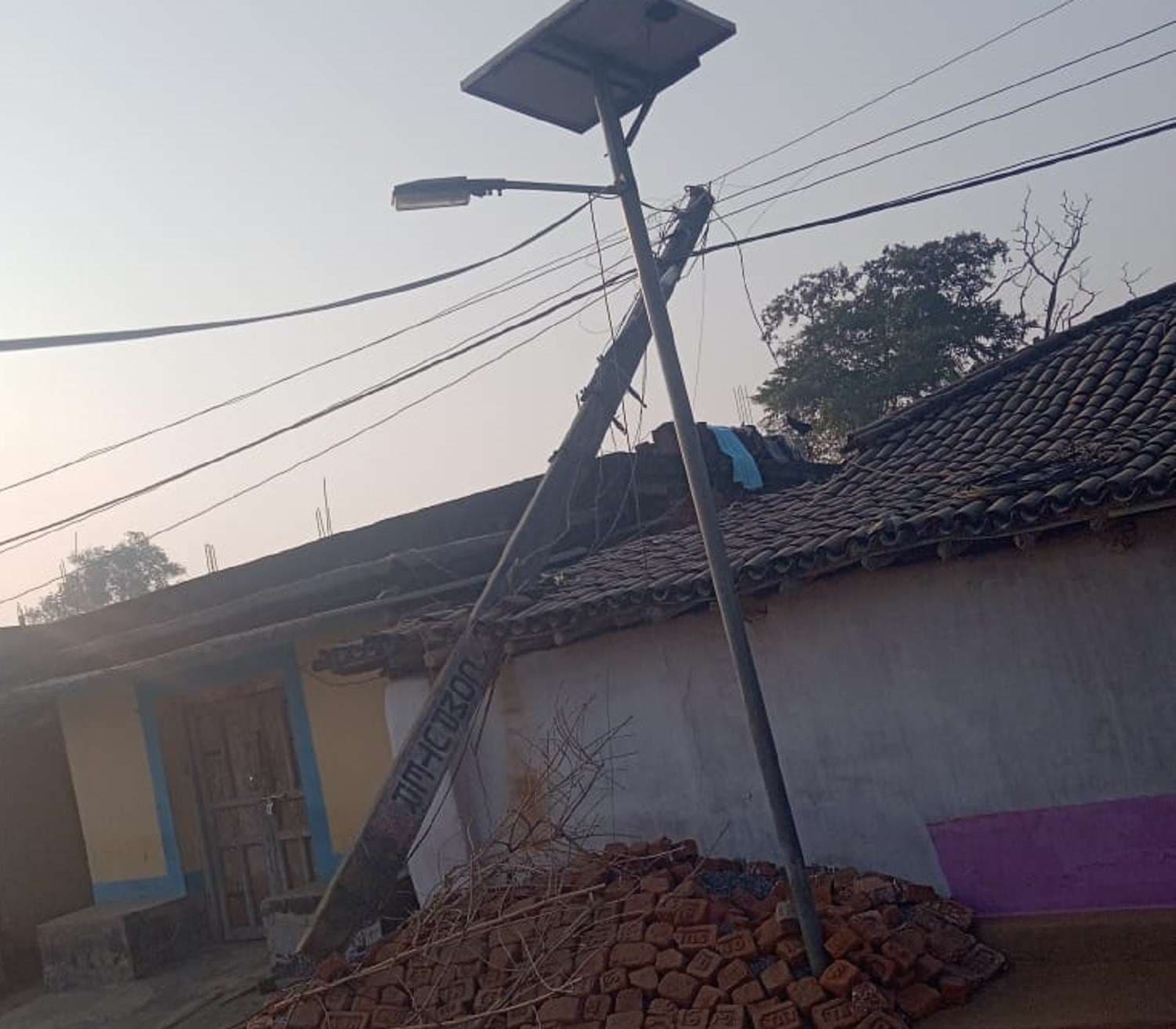 Bokaro News : जरीडीह में बिजली पोल गिरा, चार मकान क्षतिग्रस्त