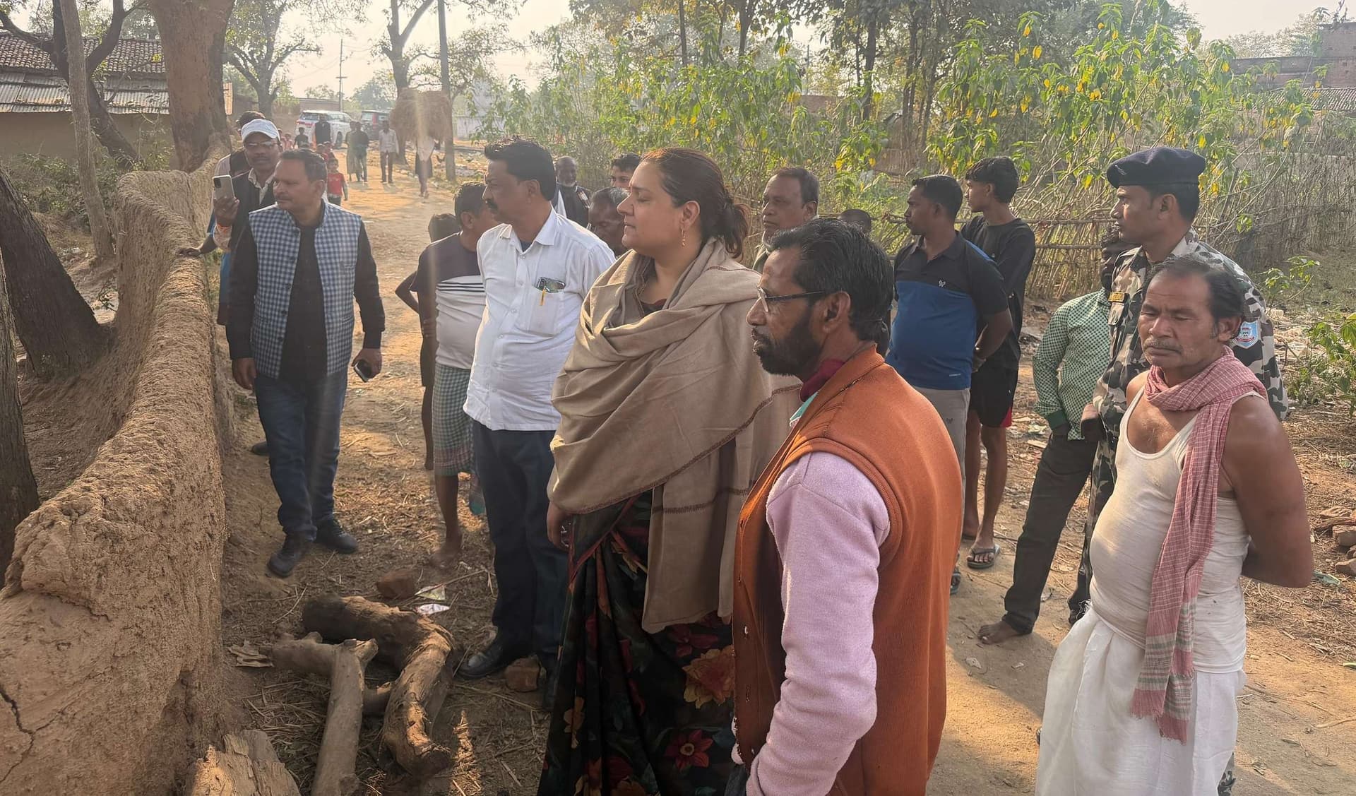 Bokaro News : आमुरामु गांव के पीड़ित परिवारों से मिलीं बोकारो विधायक
