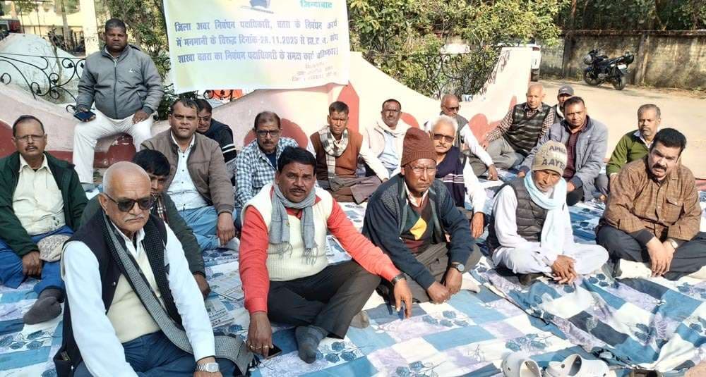 दस्तावेज लेखकों का कार्य बहिष्कार आंदोलन जारी