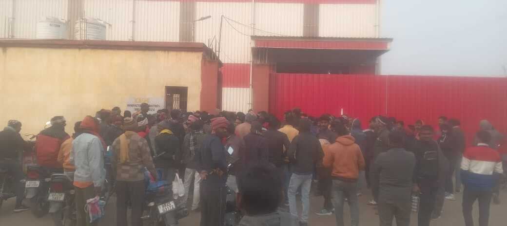 पान मसाला फैक्ट्री में मोबाइल ले  जाने से मना करने पर वर्करों ने किया हंगामा