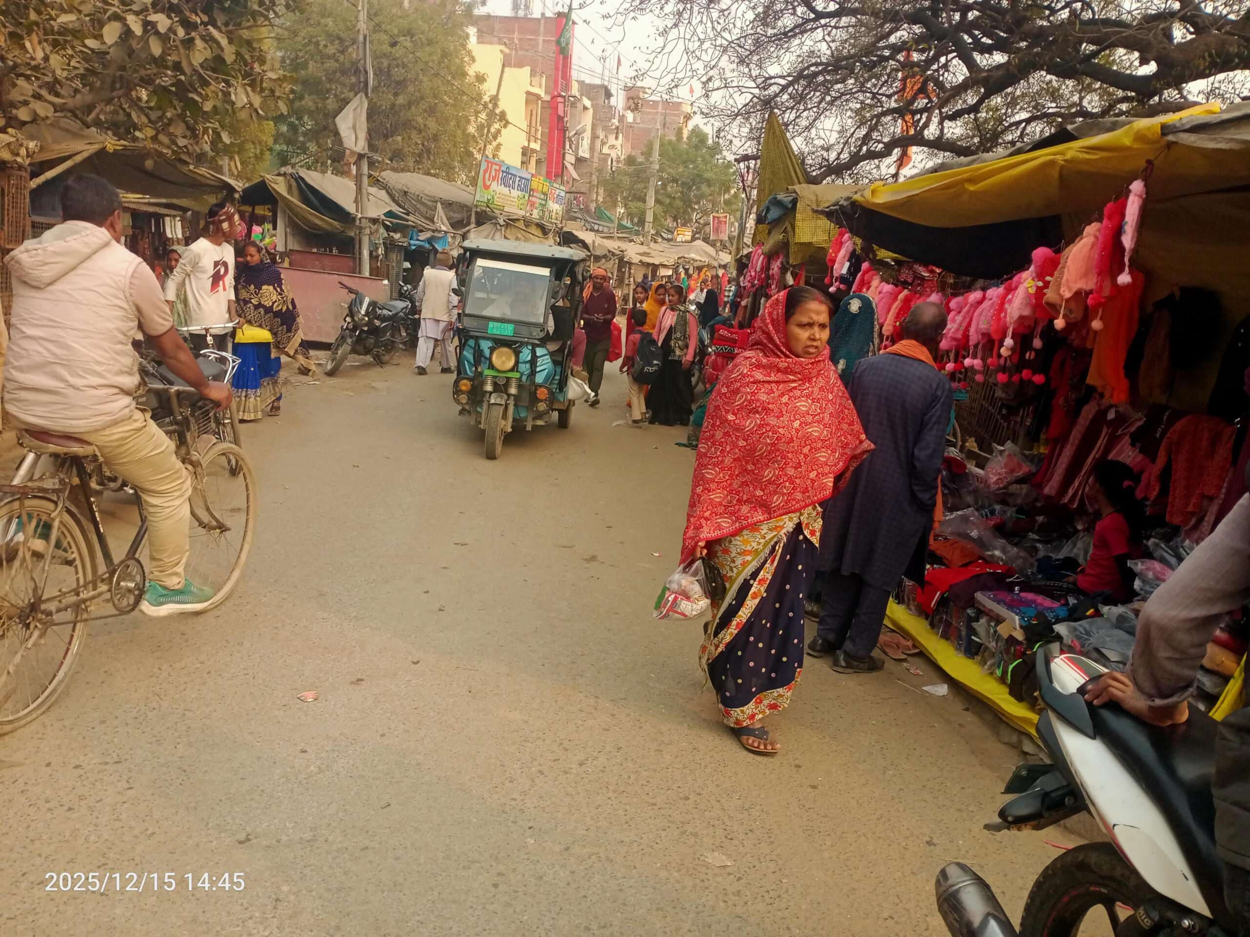 अतिक्रमण से सिकुड़ती जा रही दुर्गावती बाजार की सर्विस सड़क