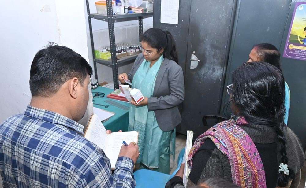 उपायुक्त ने प्राथमिक स्वास्थ्य केंद्र का किया निरीक्षण