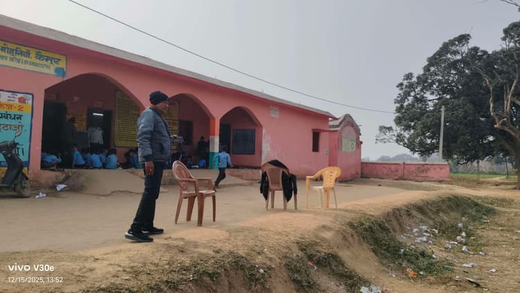 कौडीराम मध्य विद्यालय में सुविधाओं का अभाव, जोखिम में बच्चों की पढ़ाई