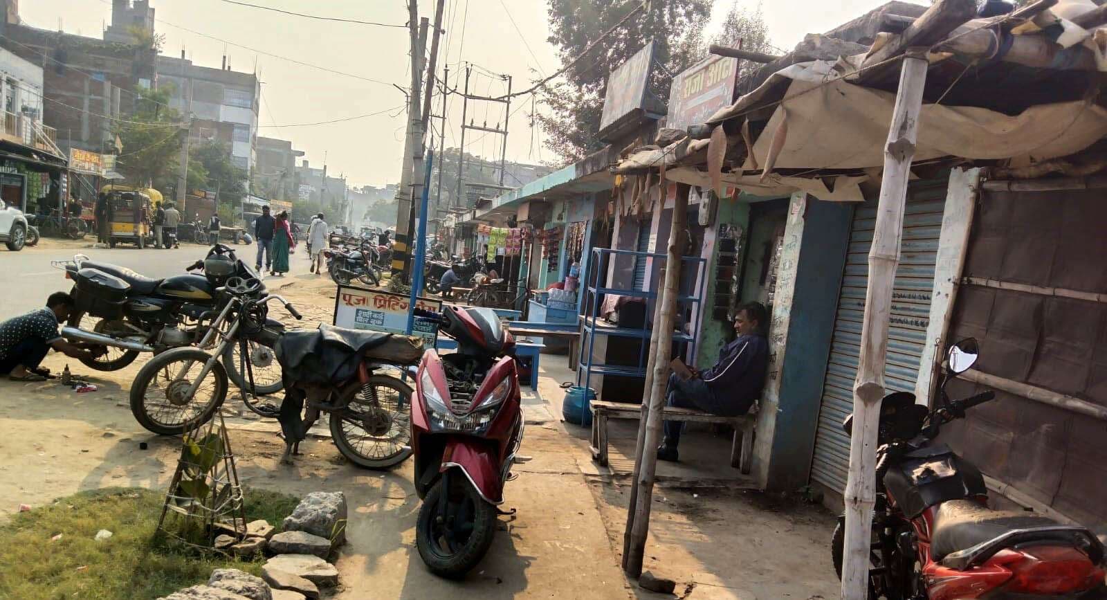 शहर के नयी व पुरानी बाजार के जिला परिषद के दुकान आवंटन में झोल