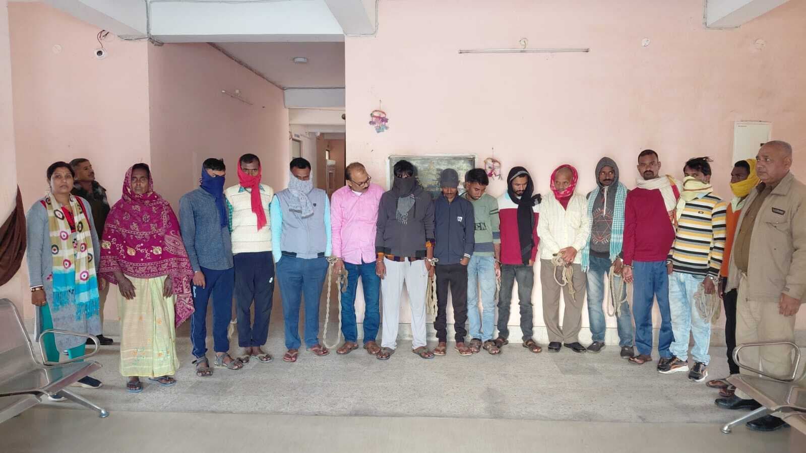 एक तस्कर व 13 शराबी को किया गिरफ्तार