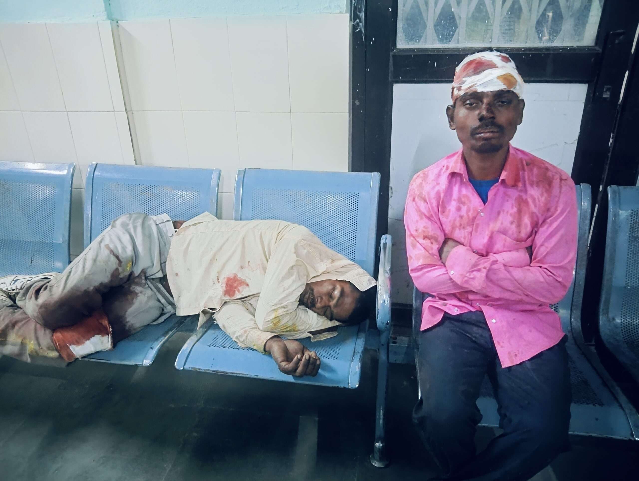 दो बाइकों की टक्कर में तीन घायल,  मेडिकल कॉलेज रेफर