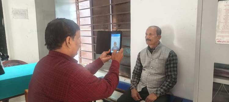 खुद से हाजिरी बनाकर स्कूल से नहीं भाग पायेंगे मास्टर साहब