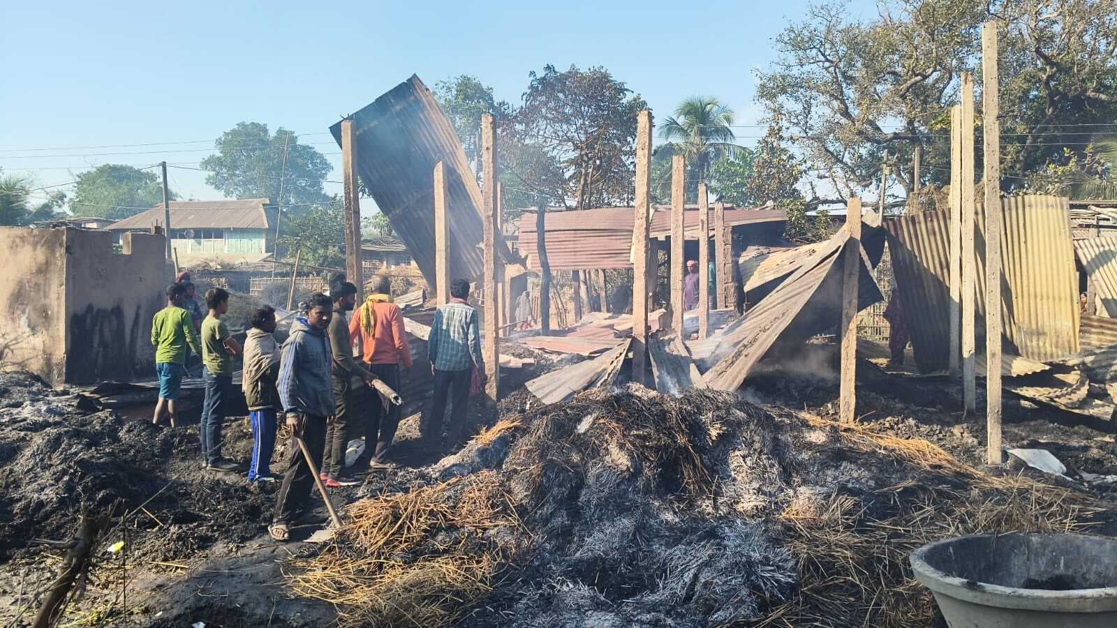 अगलगी में 27 घर जले, लाखों की क्षति