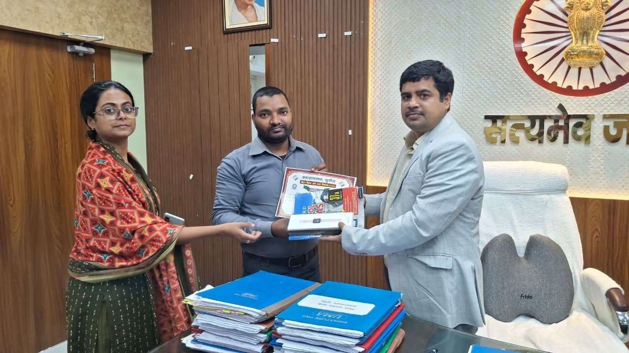 पीडब्लूडी आइकन संतोष कुमार को उत्कृष्ट कार्य हेतु प्रशस्ति पत्र से सम्मानित