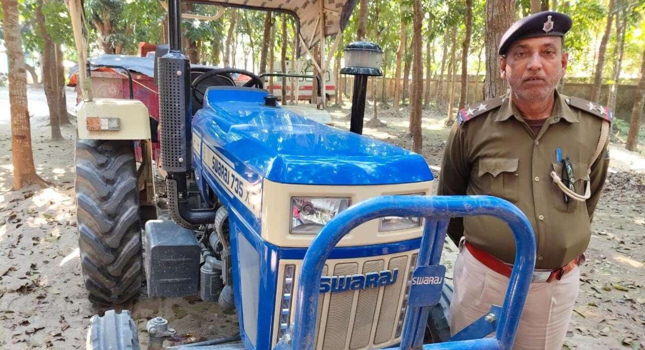 अवैध रूप से बालू लदा ट्रैक्टर जब्त