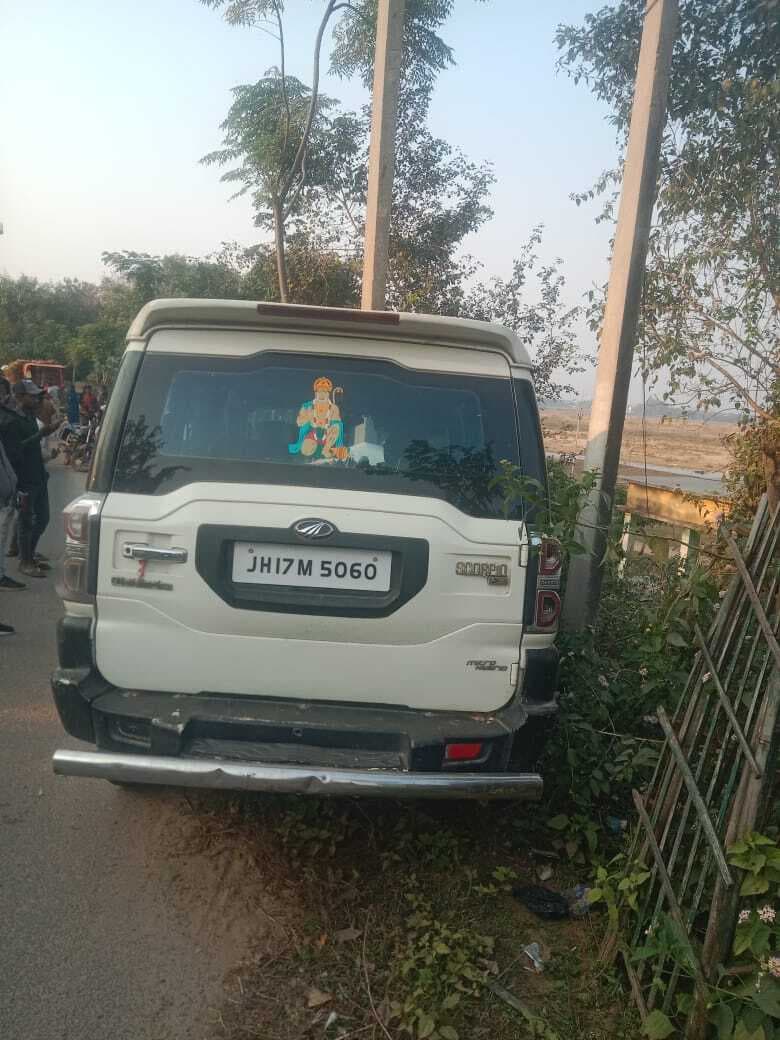 बिजली के पोल से टकरायी स्कॉर्पियो, बड़ा हादसा टला