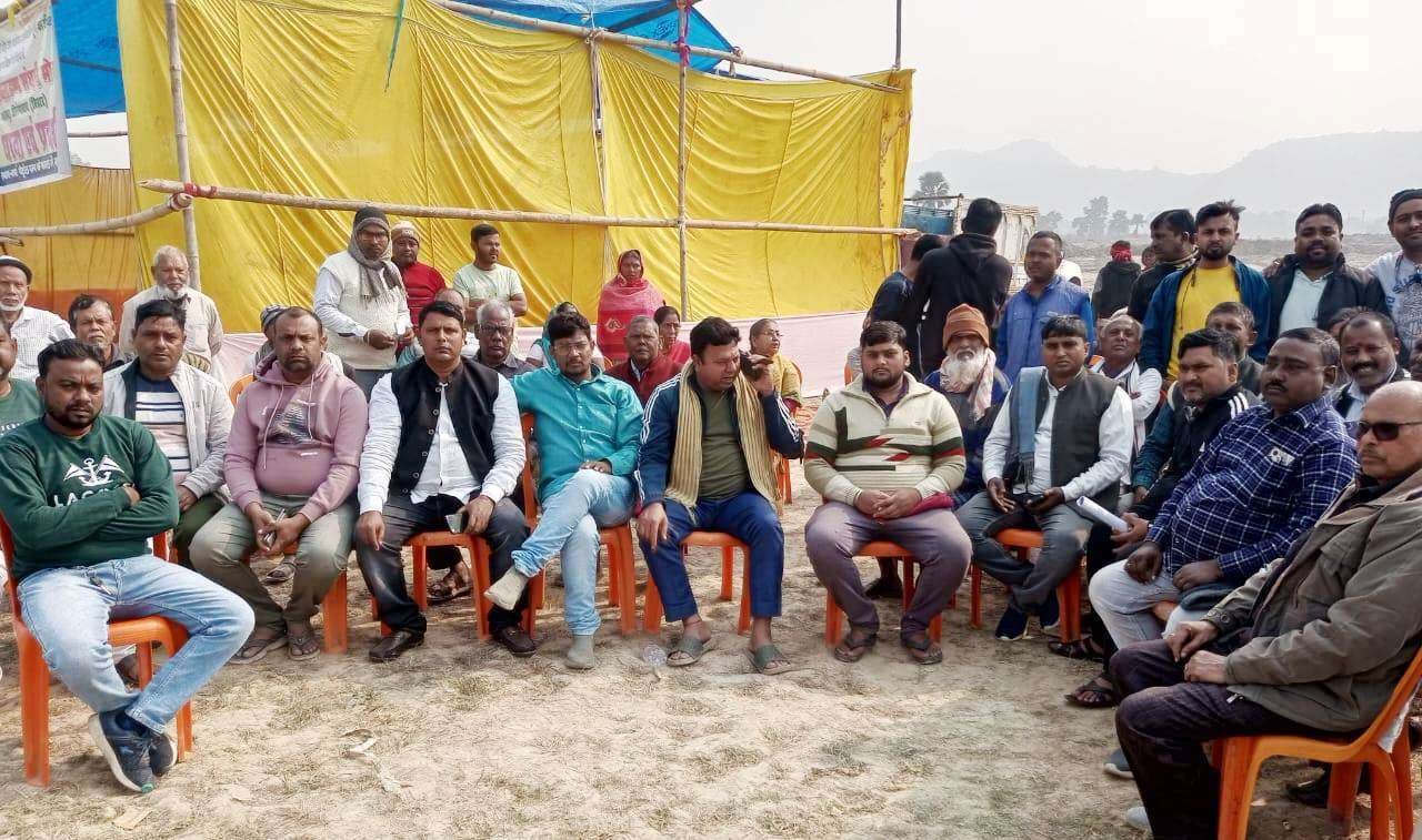 मुआवजे की मांग को लेकर किसानों  ने  दूसरे दिन भी दिया धरना