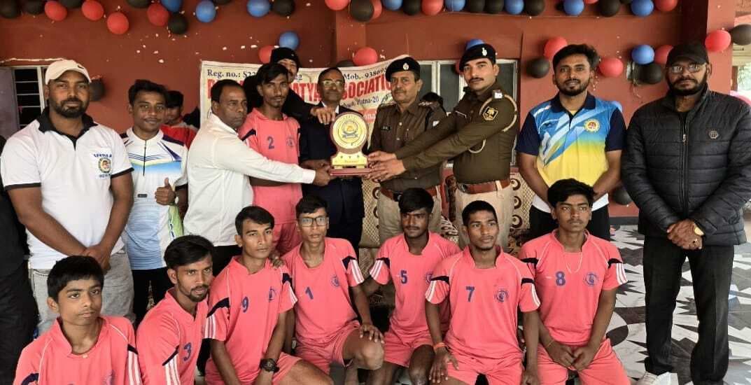 ओपीएस मलयपुर के मैदान पर हुआ रोमांचक मुकाबला, चैंपियन क्लब विजयी