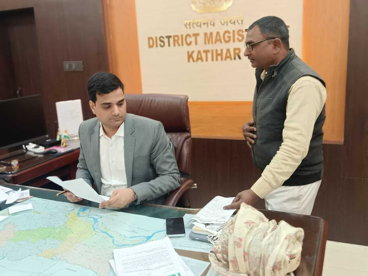 धुरियाही को कटाव से बचाने के लिए डीएम से लगायी गुहार