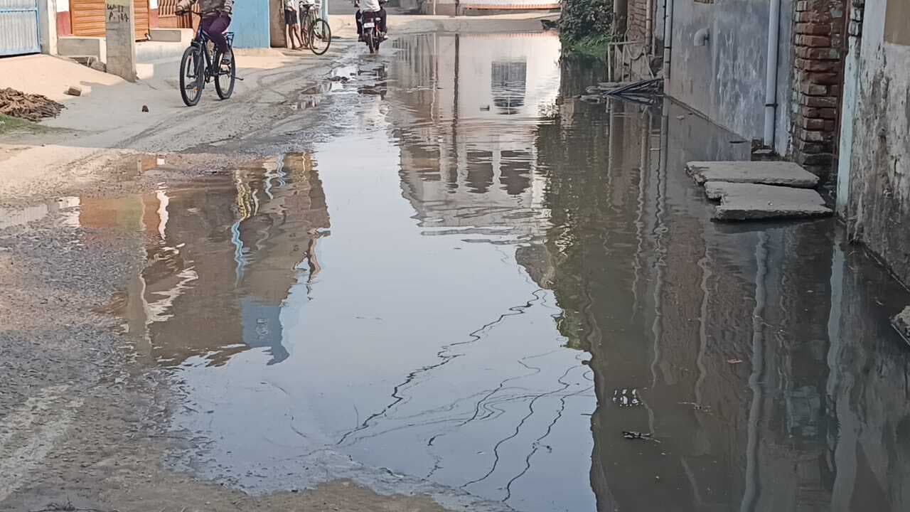 नगर का पानी बना किसानों के लिए आफत, बड़हिया में जलजमाव पर फूटा आक्रोश