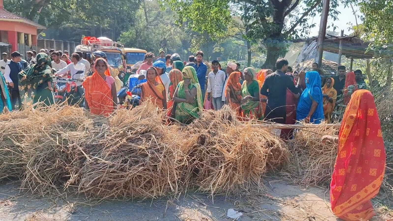 पुलिस के खिलाफ सड़क पर उतरे ग्रामीण