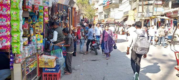 शहर में नाला के उपर बने तीन फीट चौड़ी पैदल पथ का दुकानदारों ने कर लिया अतिक्रमण