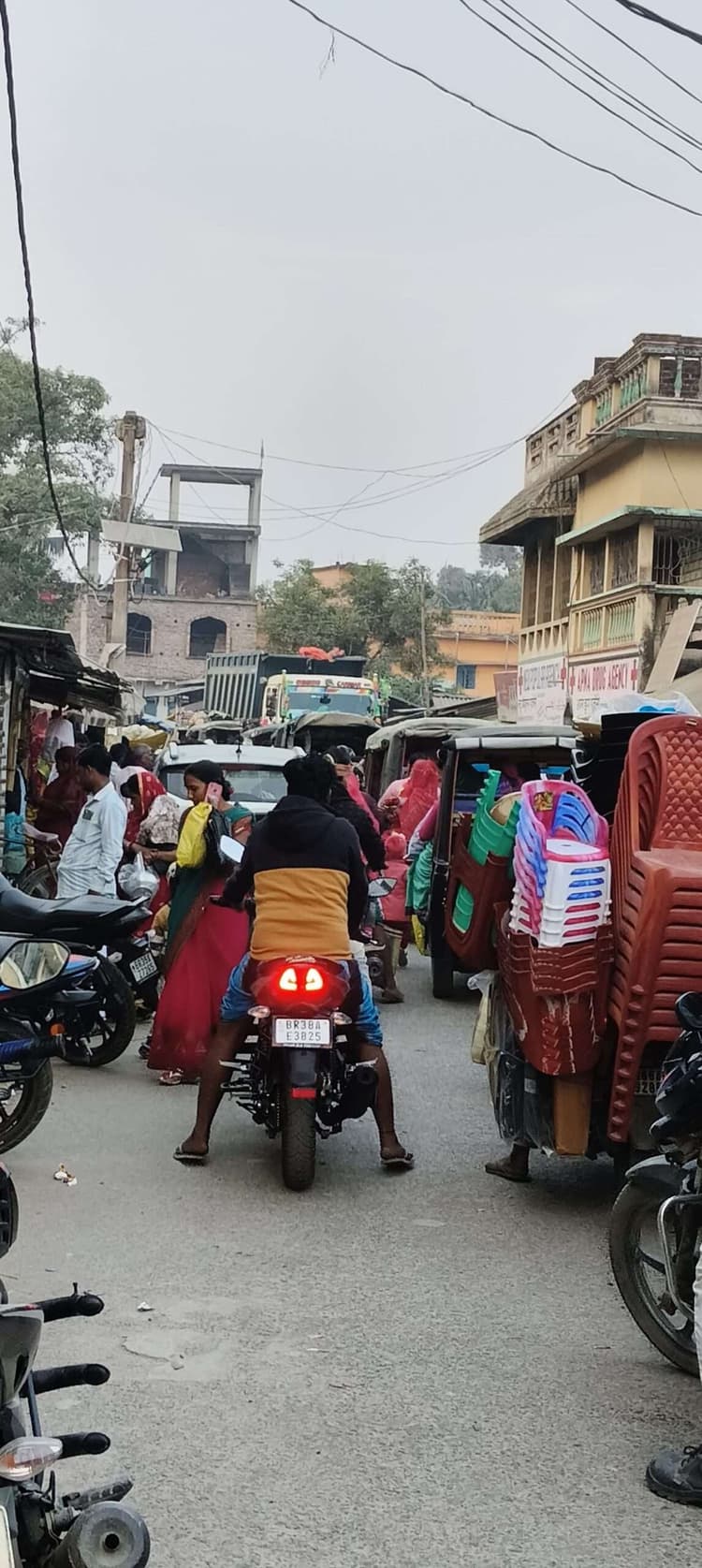 सालमारी बाजार में अतिक्रमण से परेशानी