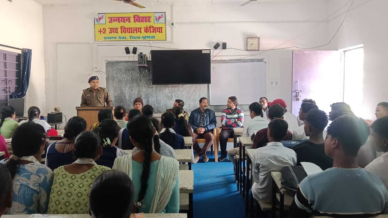 पुलिस ने साइबर अपराध व गुड टच-बैड टच पर किया जागरूक