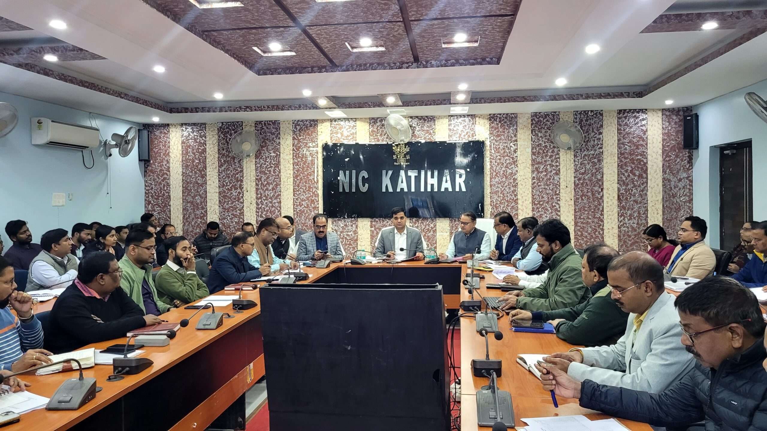 सरकारी भवनों के लिए भूमि संबंधी अड़चनों को शीघ्र दूर करें: डीएम