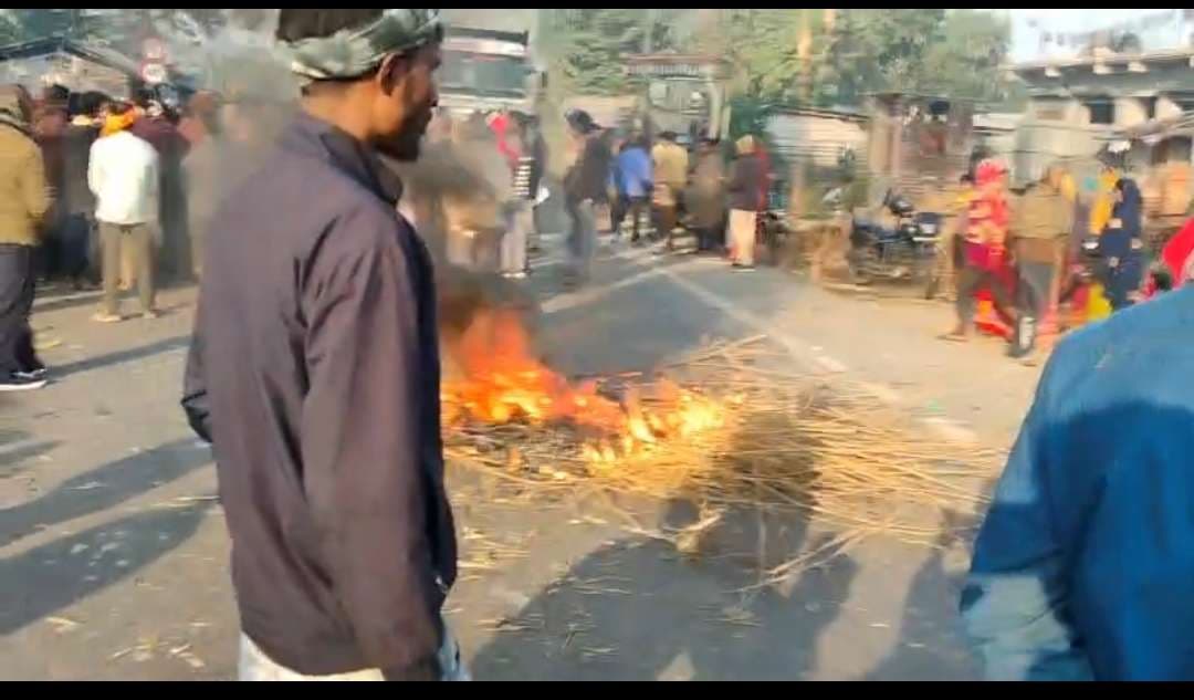 डीजे गाड़ी को ट्रक ने पीछे से ठाेका, युवक सड़क पर गिरा, दूसरे ट्रक ने कुचला, मौत