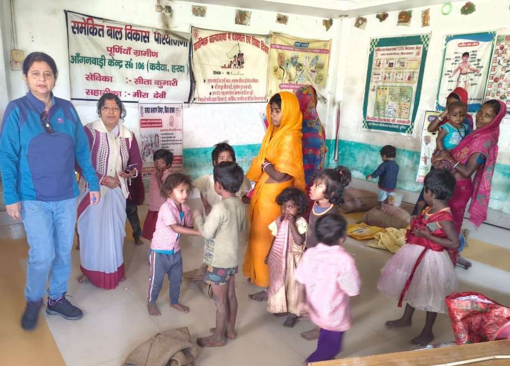 जिला प्रोग्राम पदाधिकारी ने आंगनबाड़ी केंद्र का किया निरीक्षण