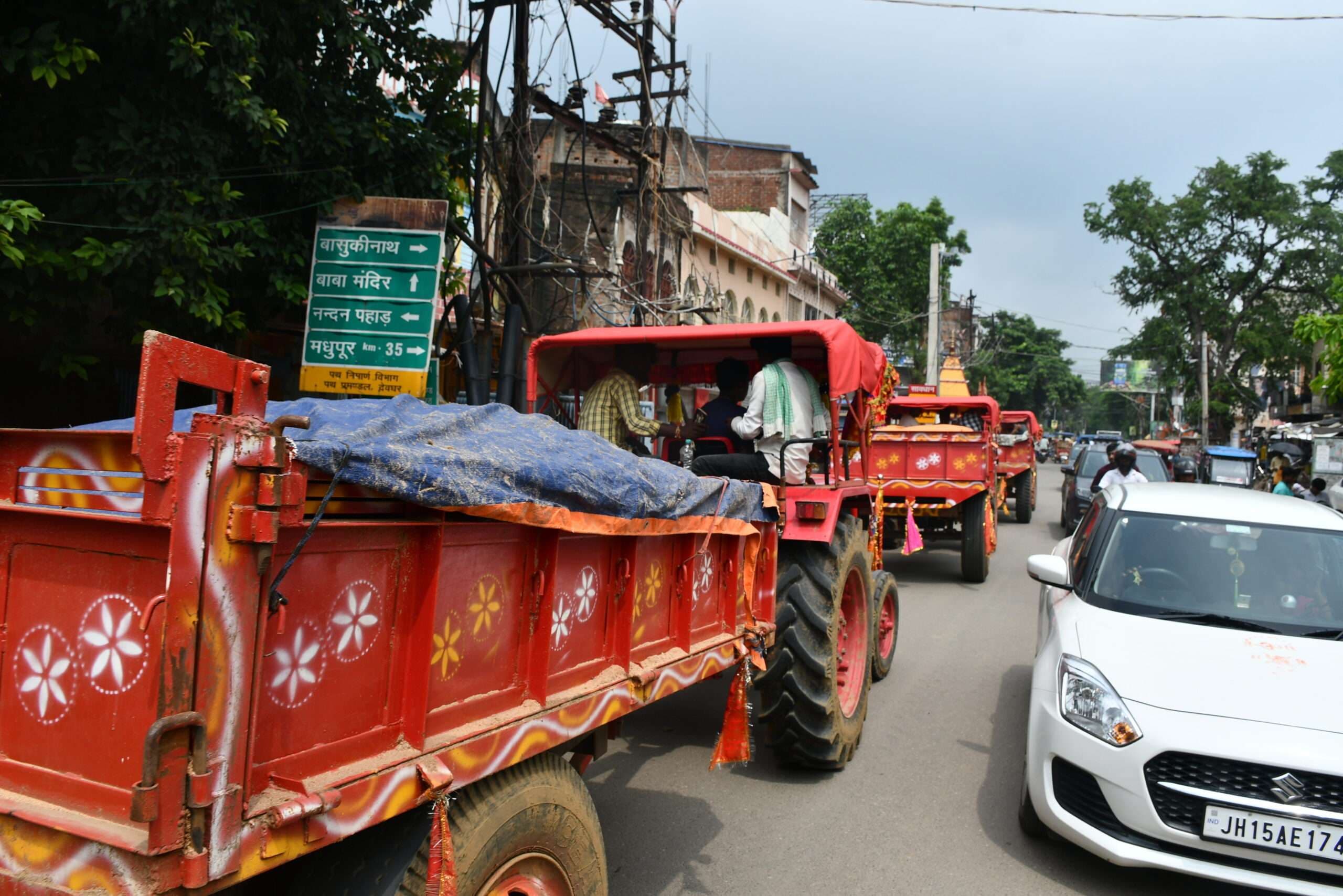 Deoghar news : कटवन व डुमरिया के पास बालू लदे दो ट्रैक्टर जब्त, चालान नहीं दिखाने पर हुई कार्रवाई