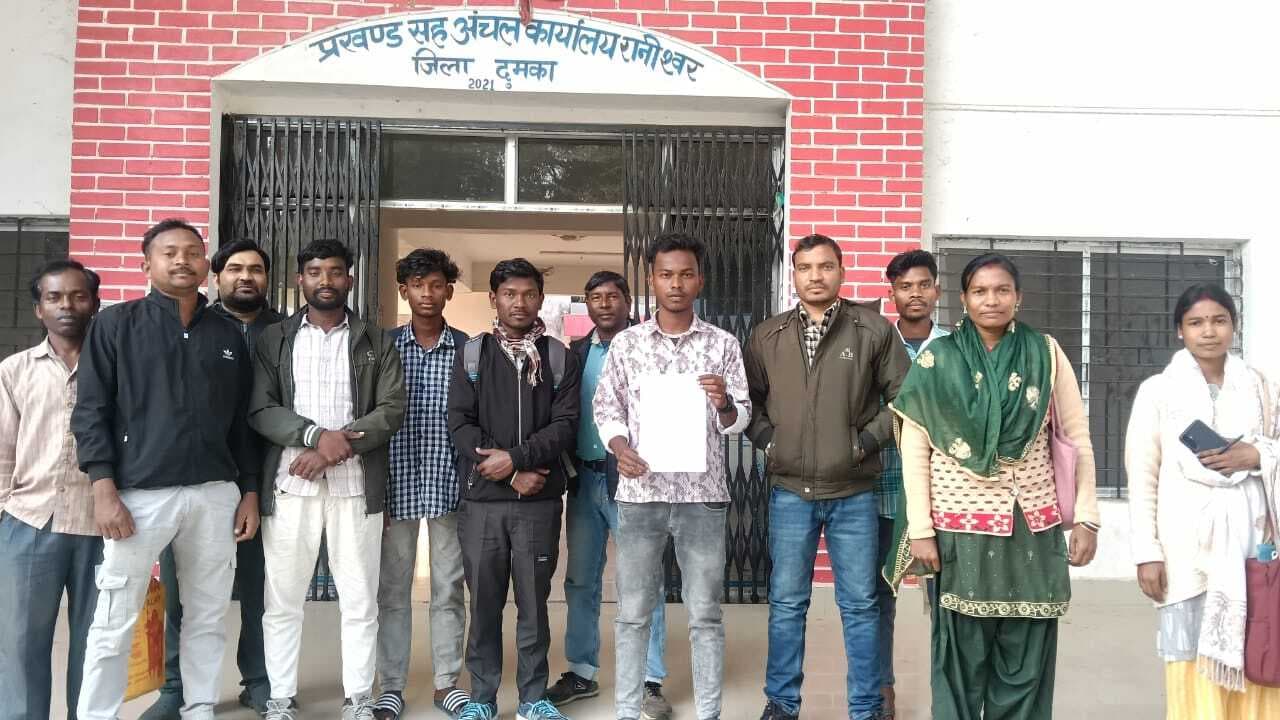 संताल काटा पोखर की साफ-सफाई कराने की मांग, बीडीओ को सौंपा ज्ञापन