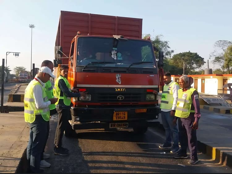 वाहनों पर लगाये जा रहे रेडियम स्टीकर