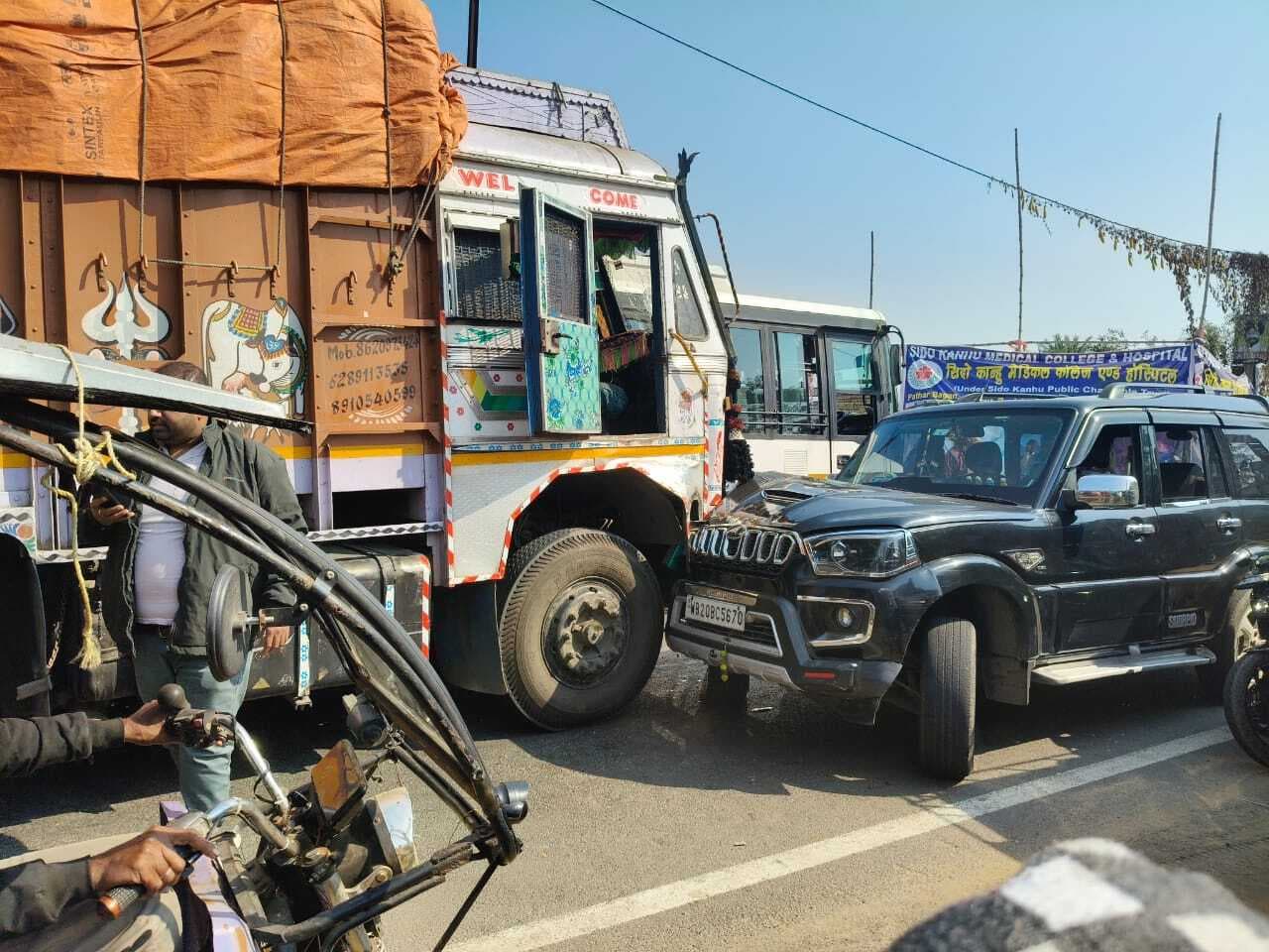 ट्रक-स्काॅर्पियो में हुई टक्कर, कोई हताहत नहीं