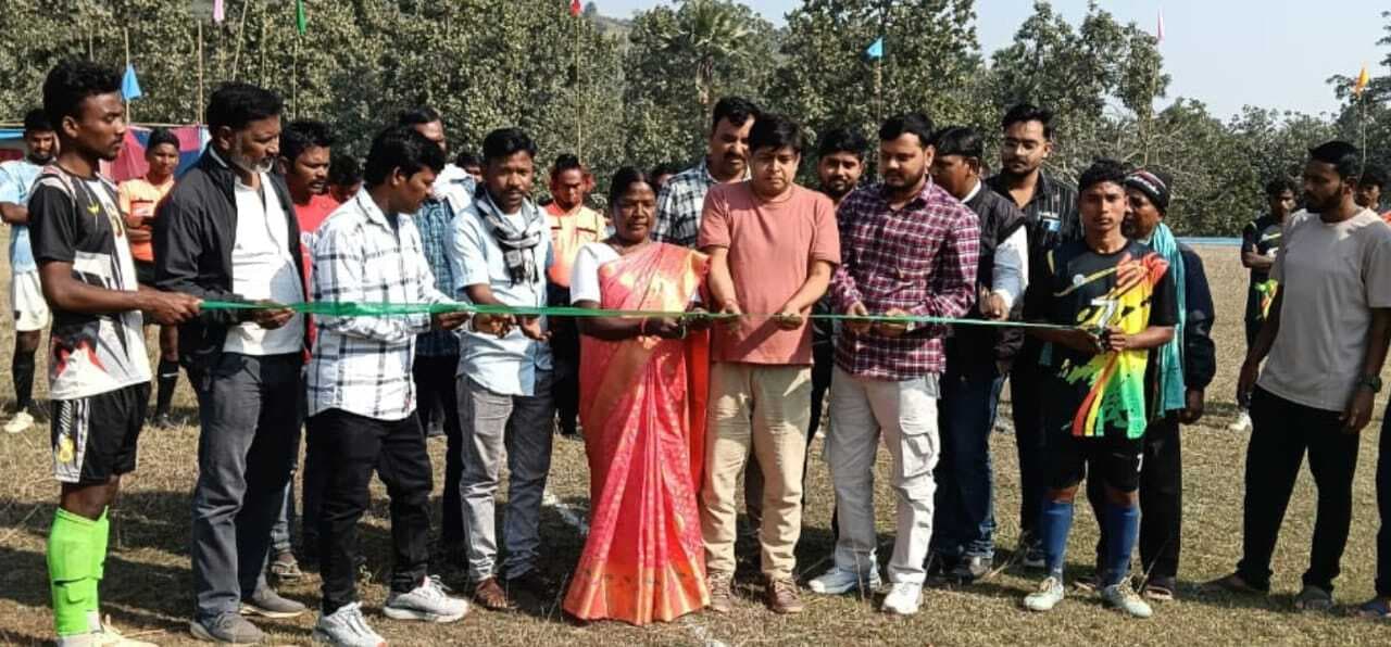 बेगचुरी फुटबॉल मैदान में तीन दिवसीय फुटबॉल प्रतियोगिता का शुभारंभ