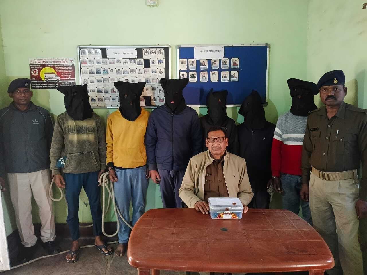 Deoghar News : कस्टमर केयर अधिकारी बनकर साइबर ठगी करने वाले छह आरोपित गिरफ्तार