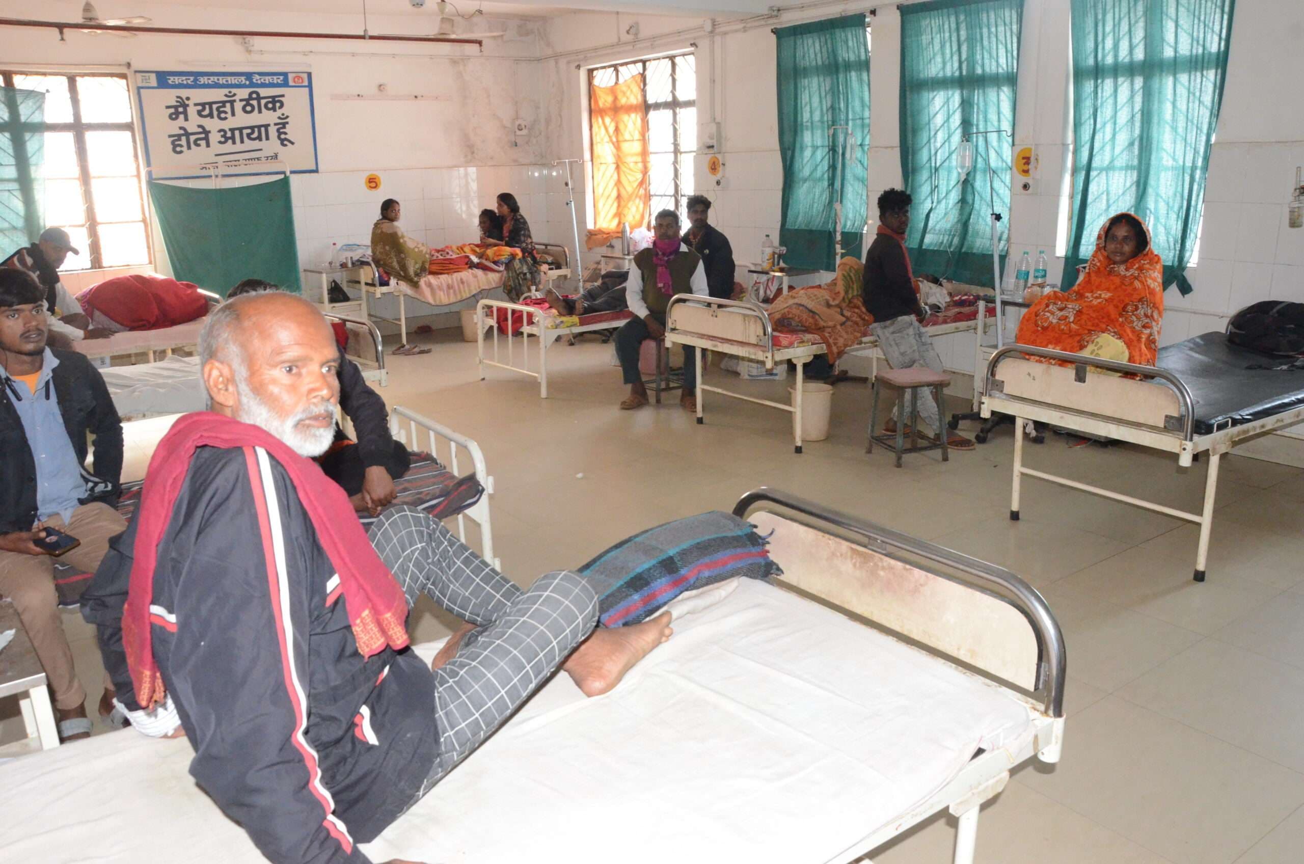 Deoghar news : सदर अस्पताल में भर्ती मरीजों को ठंड में नहीं मिल रहे कंबल, हो रही परेशानी