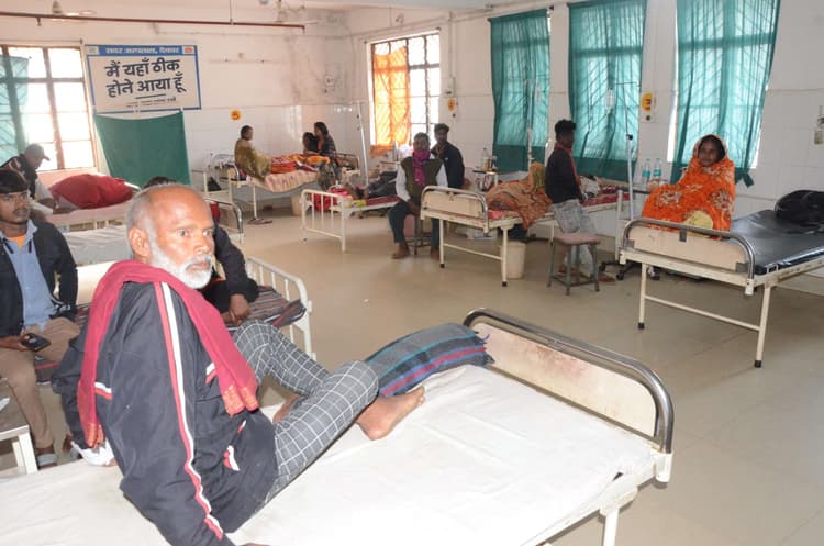 Deoghar news : सदर अस्पताल में भर्ती मरीजों को ठंड में नहीं मिल रहे कंबल, हो रही परेशानी
