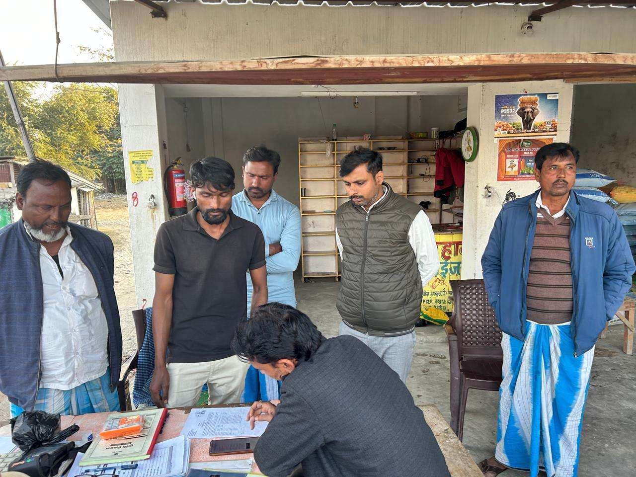 डीएओ के निरीक्षण में बंद मिलीं खाद दुकानें