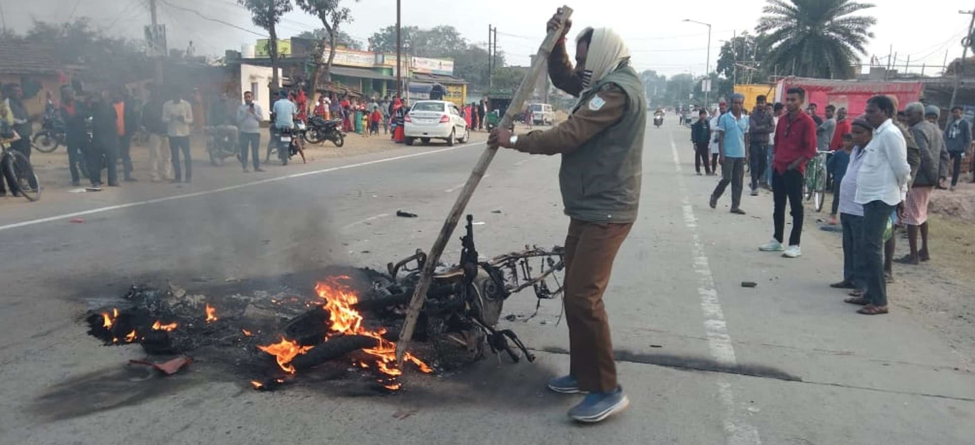 Bokaro News : बाइकों की टक्कर में एक जलकर राख, दो युवक घायल