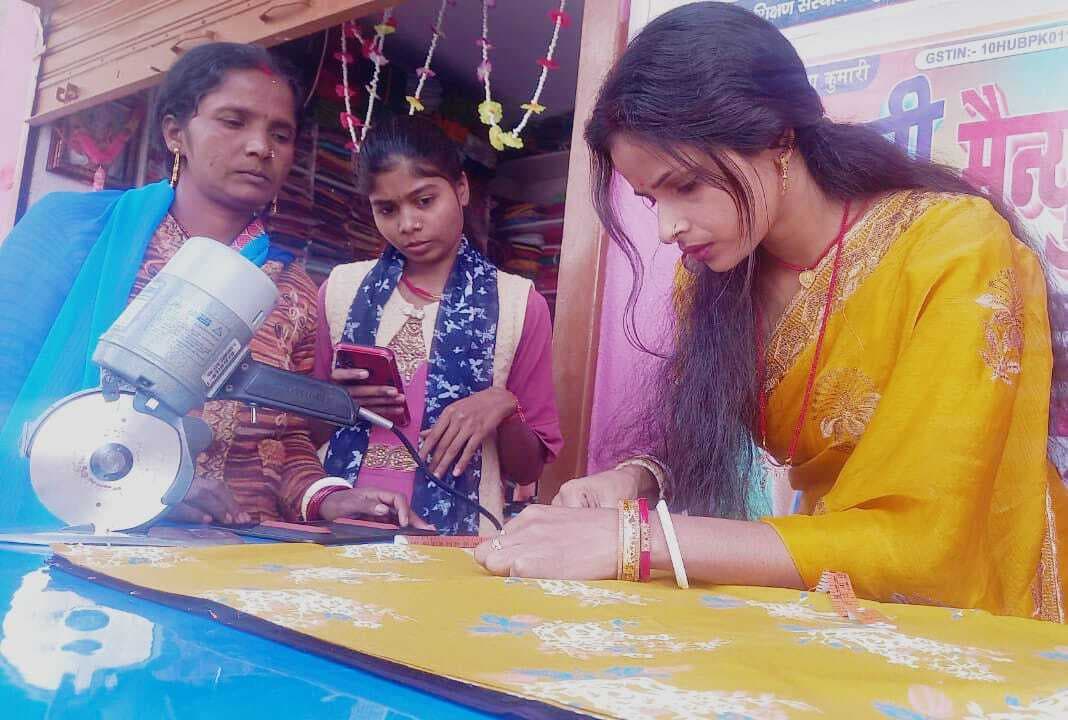 सुई-धागे से आत्मनिर्भरता की कहानी गढ़ रहीं हैं महिलाएं
