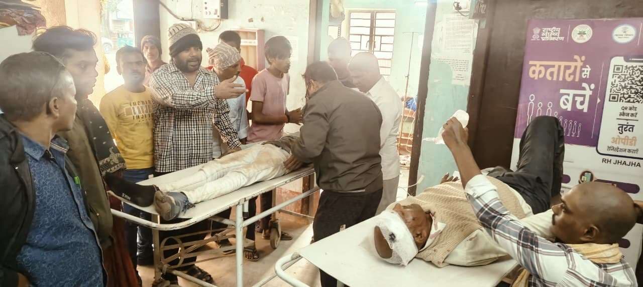 अनियंत्रित ट्रैक्टर ने ई-रिक्शा में मारी टक्कर, चालक व दो सवारी घायल