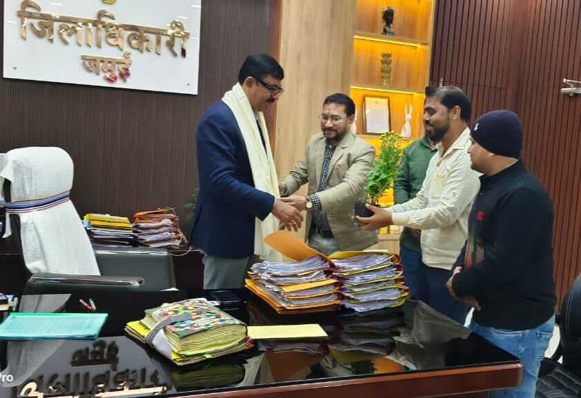 जिले में 1 व 2 रुपये के सिक्के के लेन-देन नहीं होने से चेंबर परेशान, डीएम को सौंपा ज्ञापन