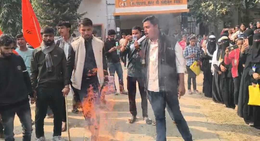 एबीवीपी का उग्र प्रदर्शन, कुलपति का फूंका पुतला