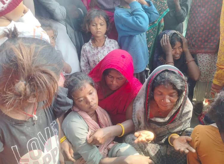 खगड़िया-गंगौर पथ: अनियंत्रित पिकअप ने सड़क पार कर रहे बालक को कुचला, मौत, सड़क जाम