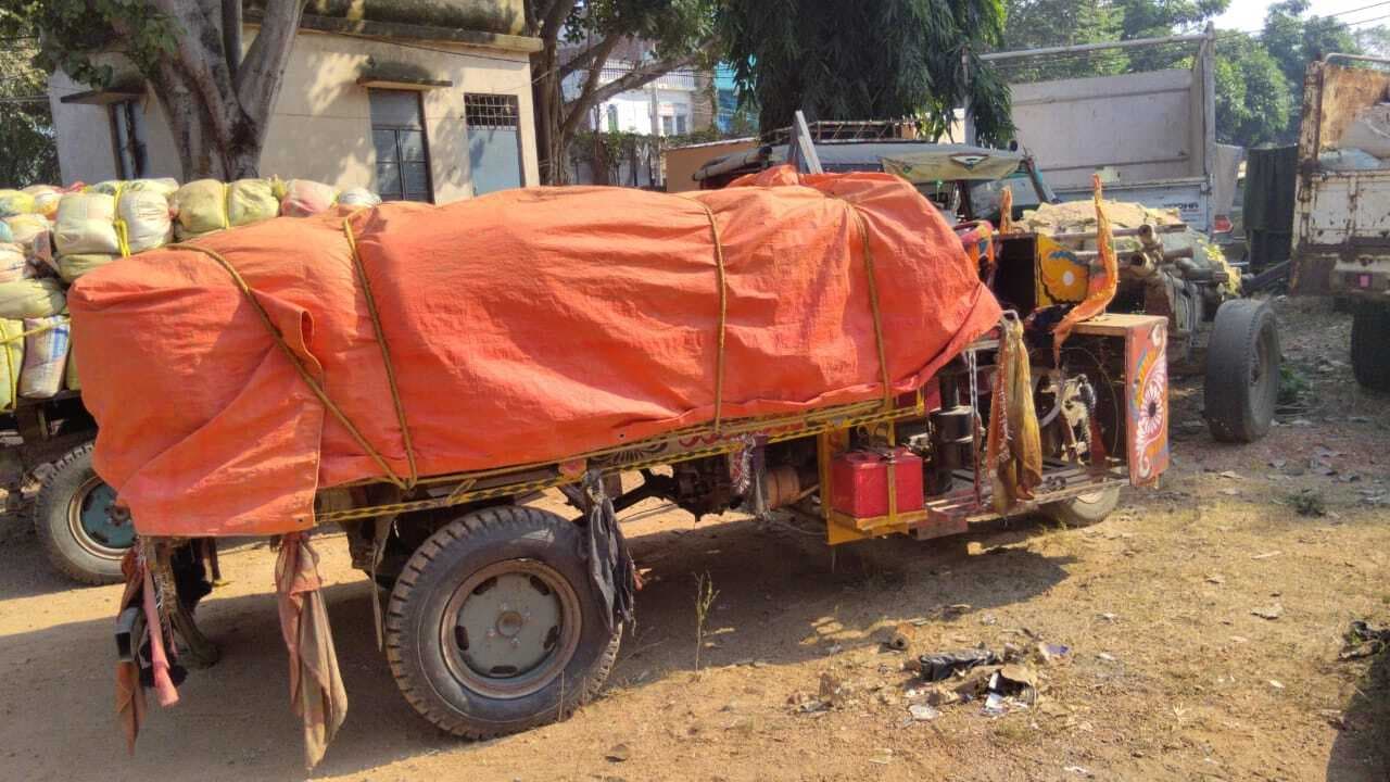 अवैध बालू लदा जुगाड़ गाड़ी जब्त, चालक फरार