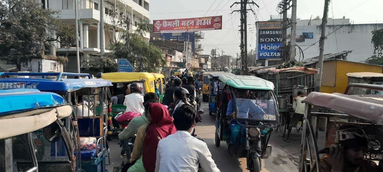 चुआबाग मोड़ पर चरमराई ट्रैफिक व्यवस्था