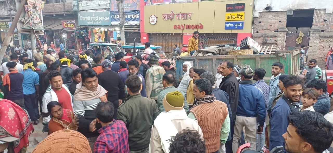 शहर में अतिक्रमण पर चला प्रशासन का डंडा, टीम  के जाते ही फिर किया कब्जा