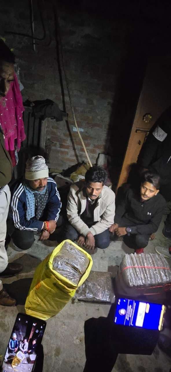 44 किलो गांजा के साथ तीन तस्कर गिरफ्तार, वाहन जब्त