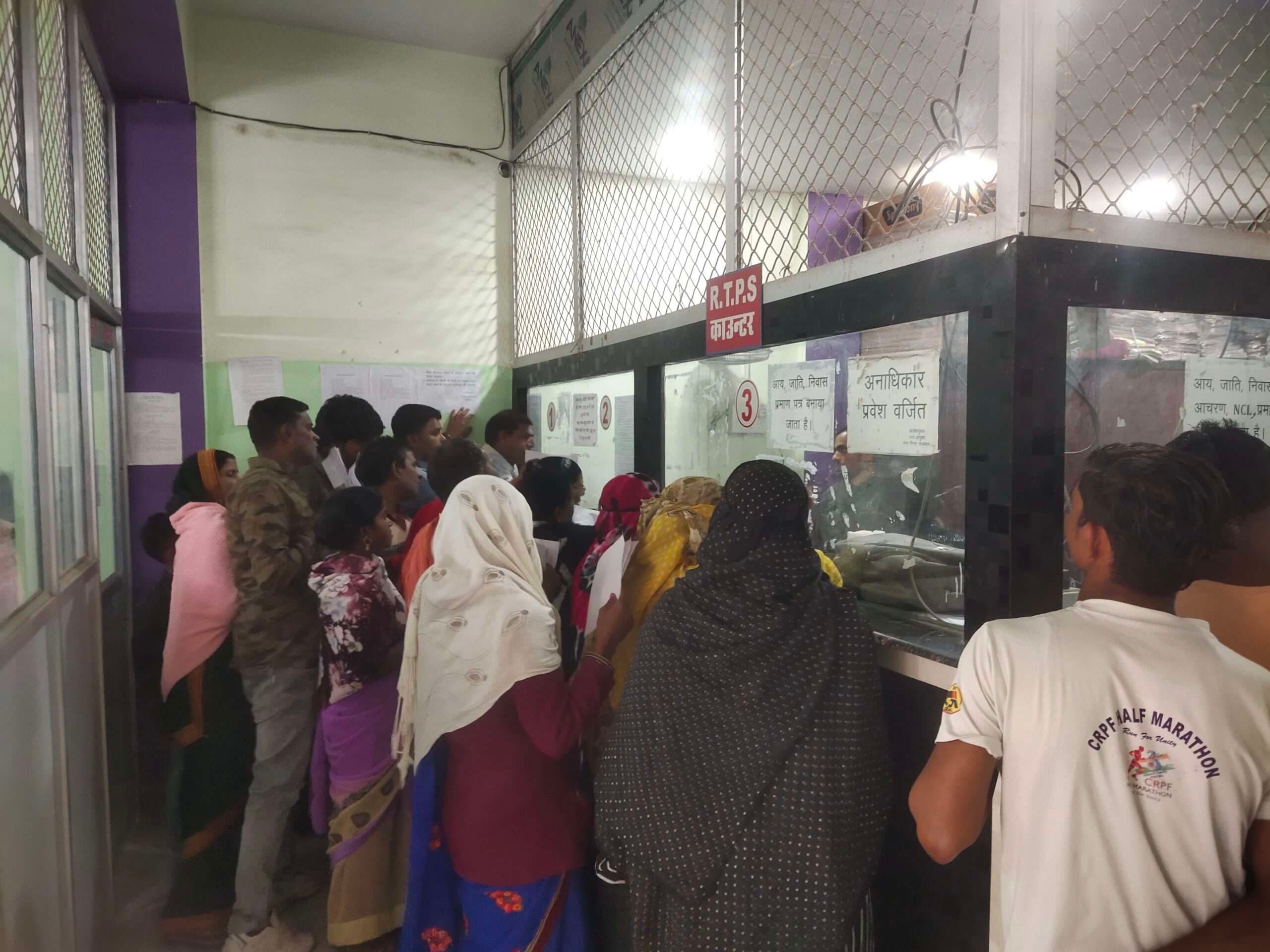 बुजुर्गों की भीड़ में नवजातों का नहीं बन पा रहा जन्म प्रमाणपत्र