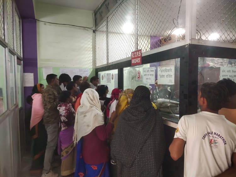 बुजुर्गों की भीड़ में नवजातों का नहीं बन पा रहा जन्म प्रमाणपत्र