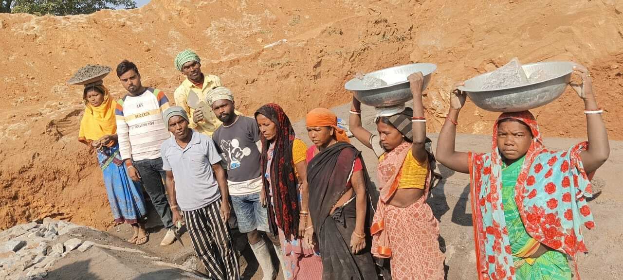 Bokaro News : राजमिस्त्री का काम कर रहा पूर्व नक्सली