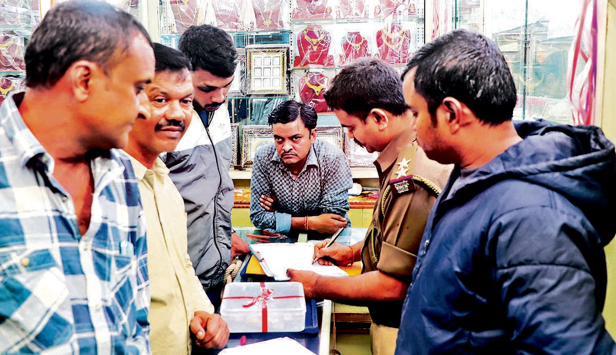 Jamshedpur News : फूड डिलीवरी के दौरान जोमैटो ब्वॉय बंद घरों की रेकी कर करता था चोरी, सोनार समेत तीन गिरफ्तार